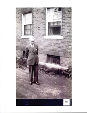 STAFF MEMBER REAR OF FLAVELLE HOUSE 1945 thumbnail
