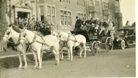 Horse and carriage arriving at Rosedale, 1913 thumbnail